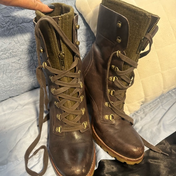 UGG Lace up Combat ankle boots / block heels. Brown leather. Size 10 - Picture 3 of 4